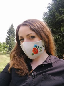 Lniana maseczka na twarz z haftem łowickim (Maki i chabry) - profilowana