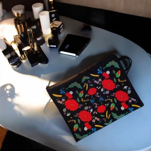 PŁASKA KOSMETYCZKA FOLK - WZORY KOCIEWSKIE - CZARNA