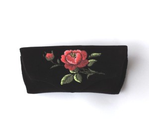 Czarne etui na okulary z haftem łowickim (różowa róża)