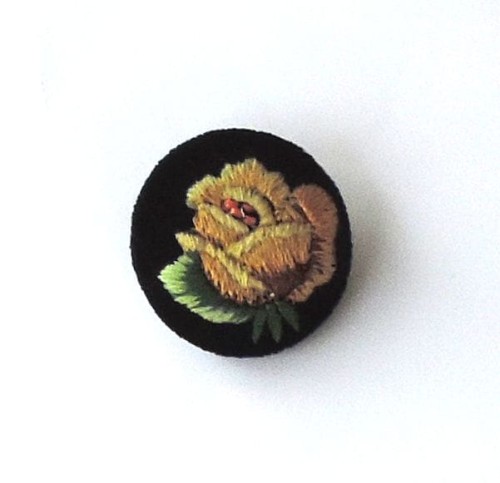 broszka zolta roza.jpg