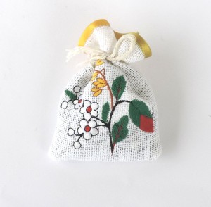 Woreczek z lawendą ozdobiony haftem kociewskim