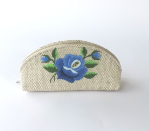 Mała lniana kosmetyczka/etui na okulary z niebieską łowicką różą